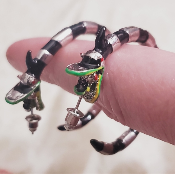 Beetle juice sand worm stripe earrings Halloween costumes New stripe hoops silve - Picture 4 of 13